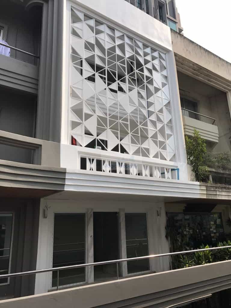 Park Avenue Home Office Space For Rent, on Ekkamai Road Near Don Donki Mall. 5 Storey Building Land size 20 Sq.wah Living area 280 sqm...