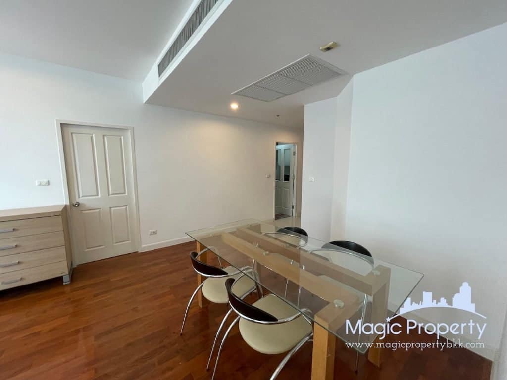 2 Bedroom For Rent in Siri Residence Condominium. Located at Sukhumvit 24 Alley, Khlong Tan, Khlong Toei, Bangkok 10110...