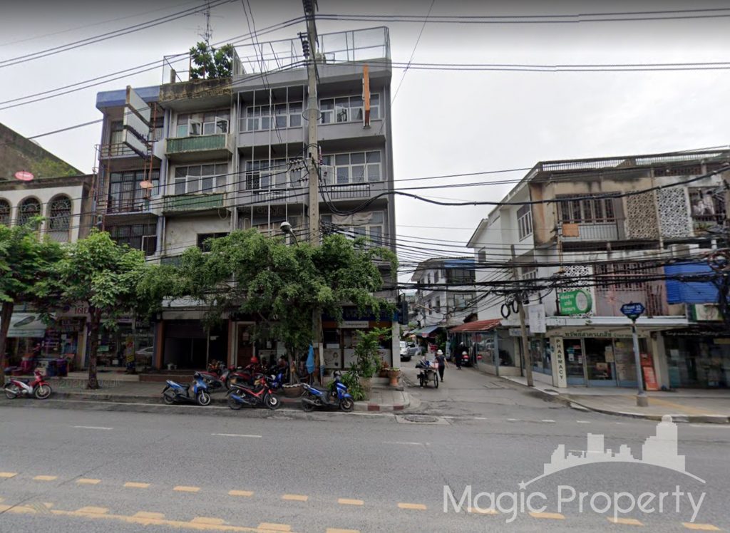 4 Floors Shophouse for Sale in Sukhumvit 71. Located on main road Sukhumvit 71(Pridi 32), Khwaeng Khlong Tan Nuea, Khet Watthana, Bangkok...