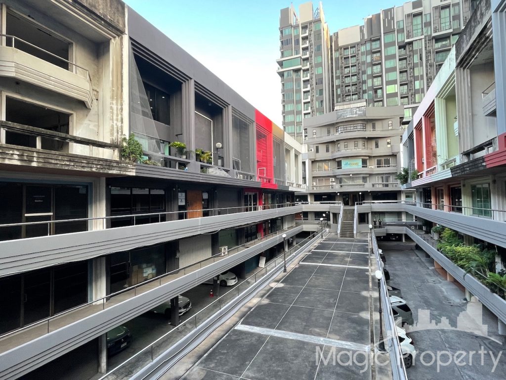 5 Floors Commercial Building/Office For Sale in Park Avenue(Soi Ekkamai 14) Sukhumvit 63, Khlong Tan Nuea, Watthana, Bangkok 10110.