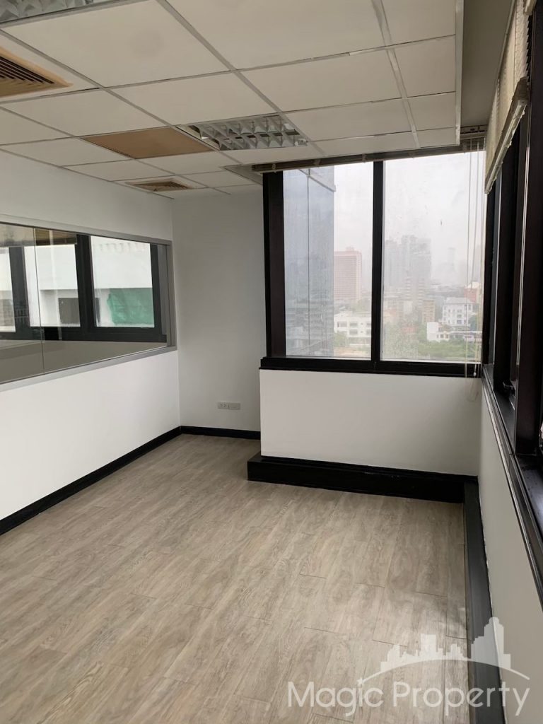 Office Space in United Tower Thonglor, Khlong Tan Nuea, Watthana, Bangkok. Near BTS Thong Lo