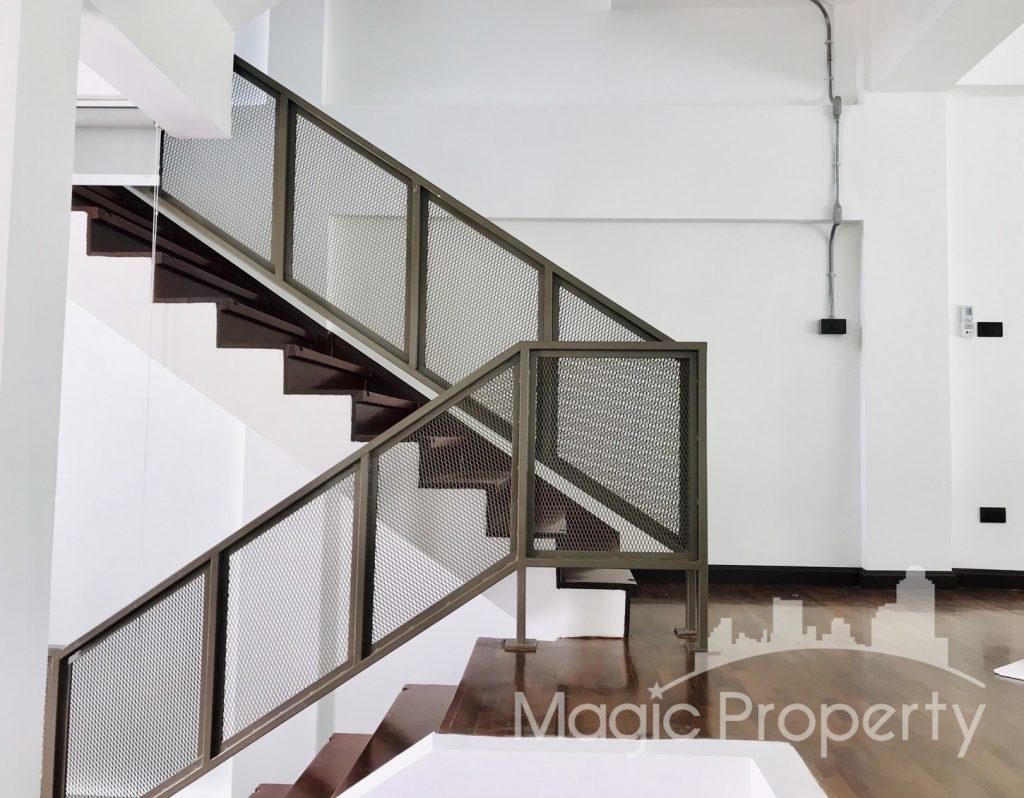 Prompak Place Fully Furnished Modern 3 Bedrooms Townhouse For Sale, Thonglor, Khlong Tan Nuea, Watthana, Bangkok 10110.