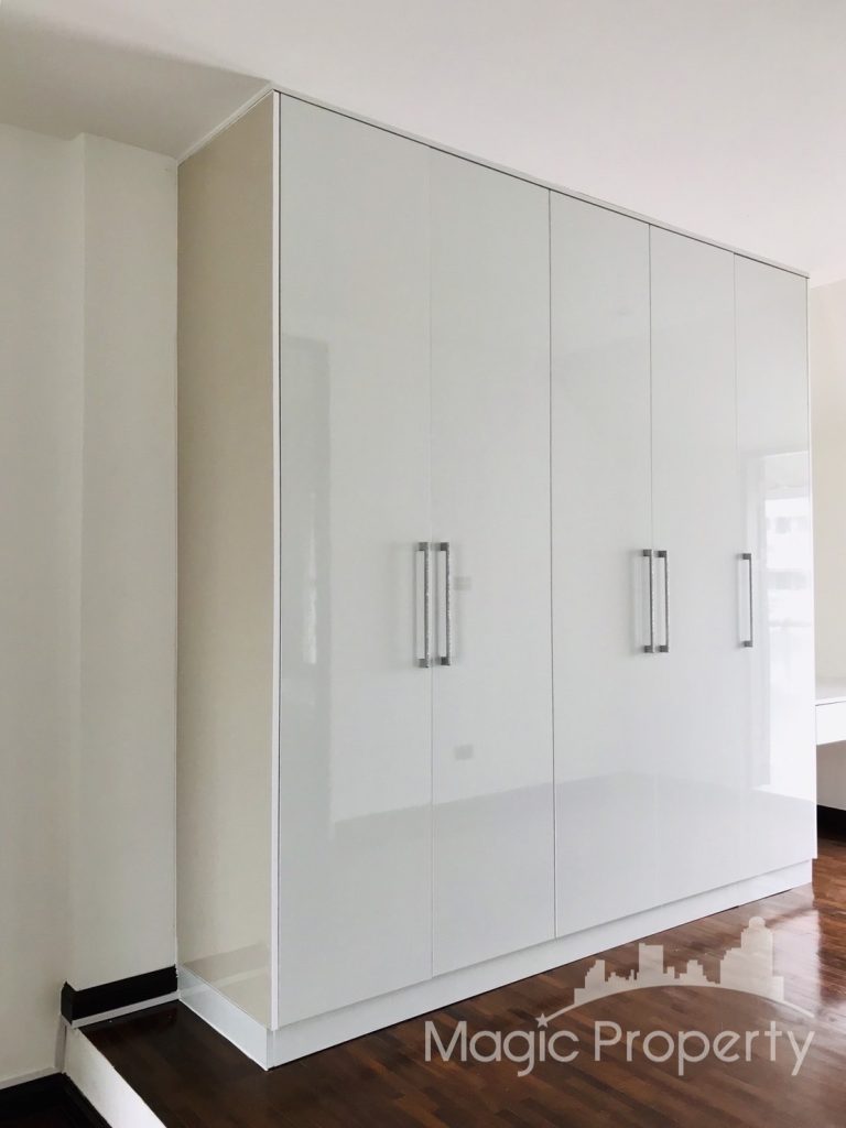Prompak Place Fully Furnished Modern 3 Bedrooms Townhouse For Sale, Thonglor, Khlong Tan Nuea, Watthana, Bangkok 10110.