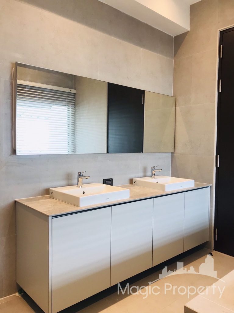 Prompak Place Fully Furnished Modern 3 Bedrooms Townhouse For Sale, Thonglor, Khlong Tan Nuea, Watthana, Bangkok 10110.