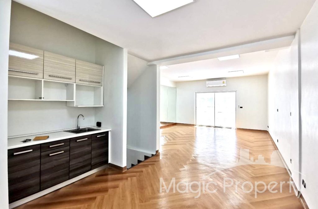 Park Avenue Home Office Space For Rent, on Ekkamai Road Near Don Donki Mall. 5 Storey Building Land size 20 Sq.wah Living area 280 sqm...