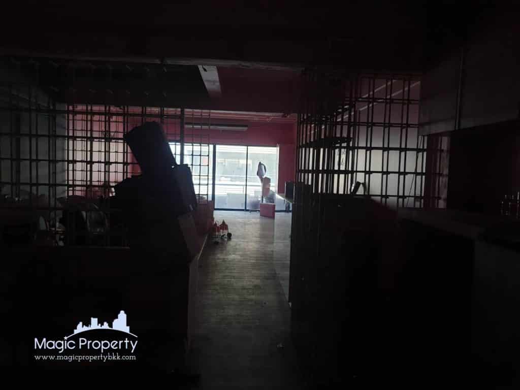 Park Avenue Commercial Space For Rent on Main road Soi Sukhumvit 63 (Ekkamai) Near Don Donki Mall
