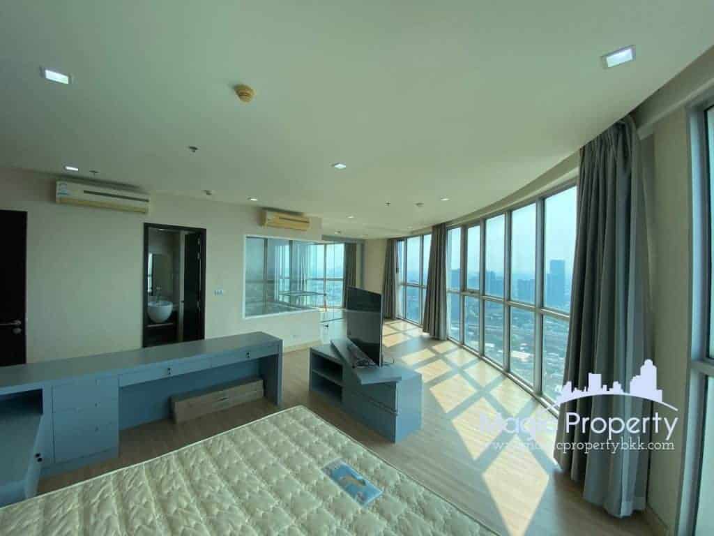 3 Bedroom Condominium For Sale in Sky Walk Condominium, Phra Khanong, Watthana, Bangkok 10110 