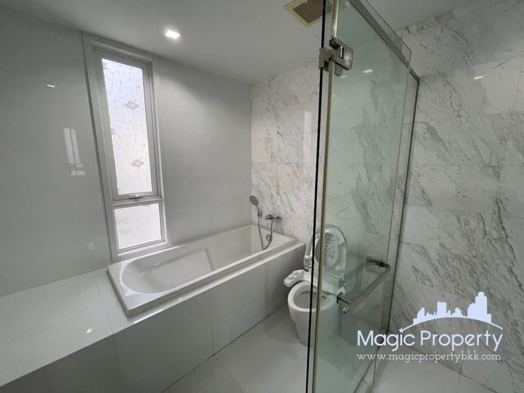 2 Bedroom for Rent in HQ Thonglor by Sansiri, Khlong Tan Nuea, Watthana, Bangkok. Near BTS Thonglor around 920 meters...