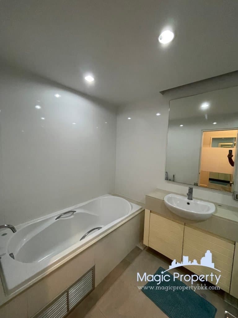 2 Bedroom For Rent in Siri Residence Condominium. Located at Sukhumvit 24 Alley, Khlong Tan, Khlong Toei, Bangkok 10110...