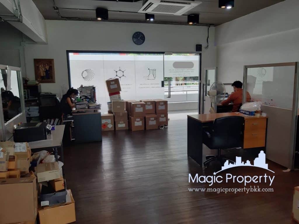 Office Space For Rent in Park Avenue. Located at Soi Sukhumvit 63 near Don Donki Mall, Khlong Tan Nuea, Watthana, Bangkok 10110...