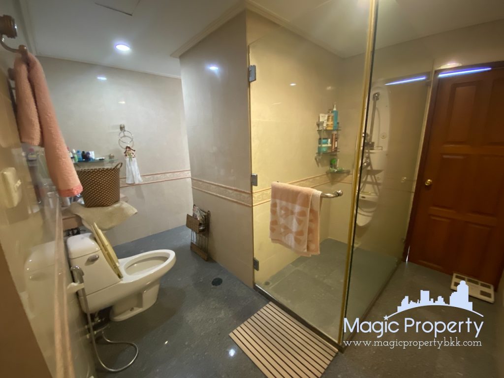 5 Bedrooms Condominium For Sale in The Waterford Park Sukhumvit 53. Located at Soi Pai Di Ma Din Klang, Khwaeng Khlong Tan Nuea, Khet Watthana..