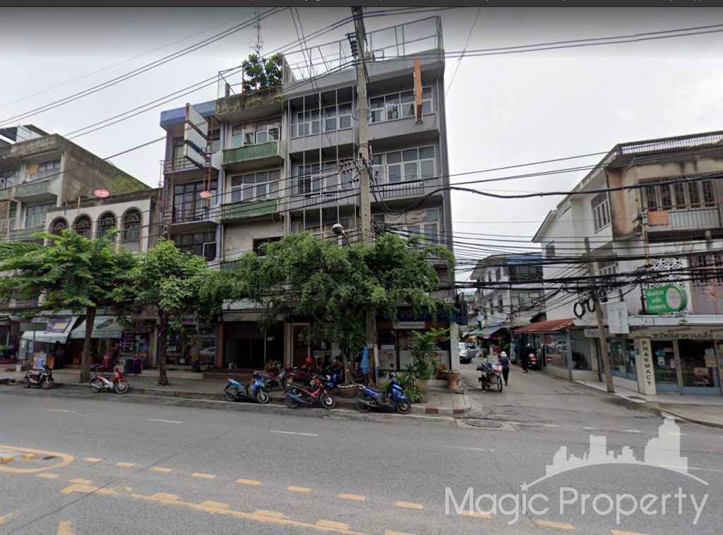 4 Floors Shophouse for Sale in Sukhumvit 71. Located on main road Sukhumvit 71(Pridi 32), Khwaeng Khlong Tan Nuea, Khet Watthana, Bangkok...
