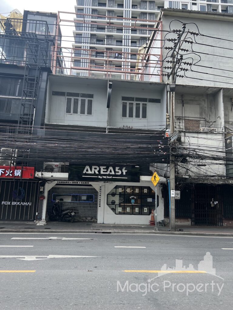 4 Storey Commercial Building For Sale on Ekkamai rd. Located near don donki mall, Sukhumvit 63, Khlong Tan Nuea, Watthana, Bangkok...