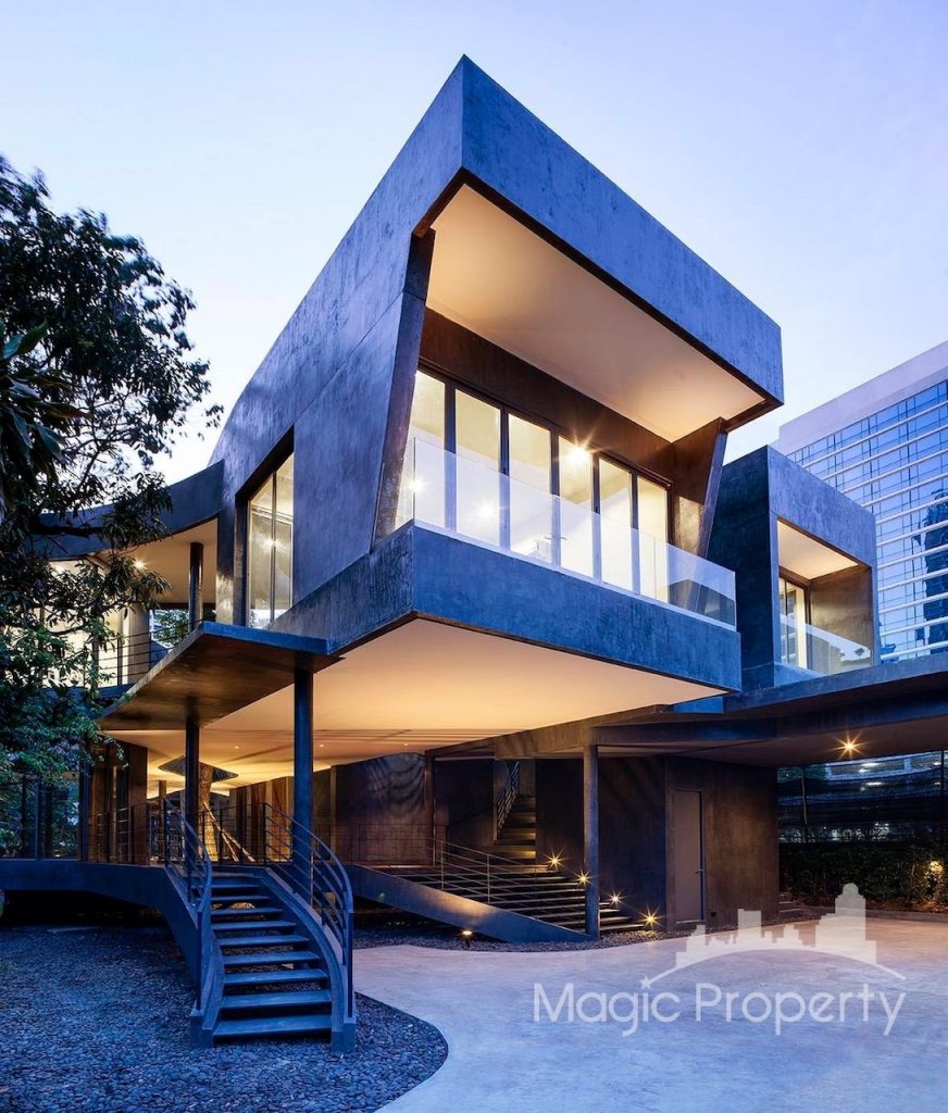 7 Bedrooms Single House For Sale in Sukhumvit 26, Khlong Tan, Khlong Toei, Bangkok 10110. Near BTS Phrom Phong just 800 meters..