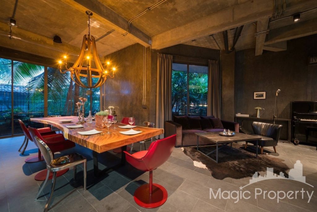 7 Bedrooms Single House For Sale in Sukhumvit 26, Khlong Tan, Khlong Toei, Bangkok 10110. Near BTS Phrom Phong just 800 meters..