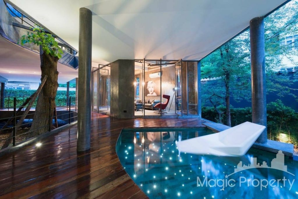 7 Bedrooms Single House For Sale in Sukhumvit 26, Khlong Tan, Khlong Toei, Bangkok 10110. Near BTS Phrom Phong just 800 meters..