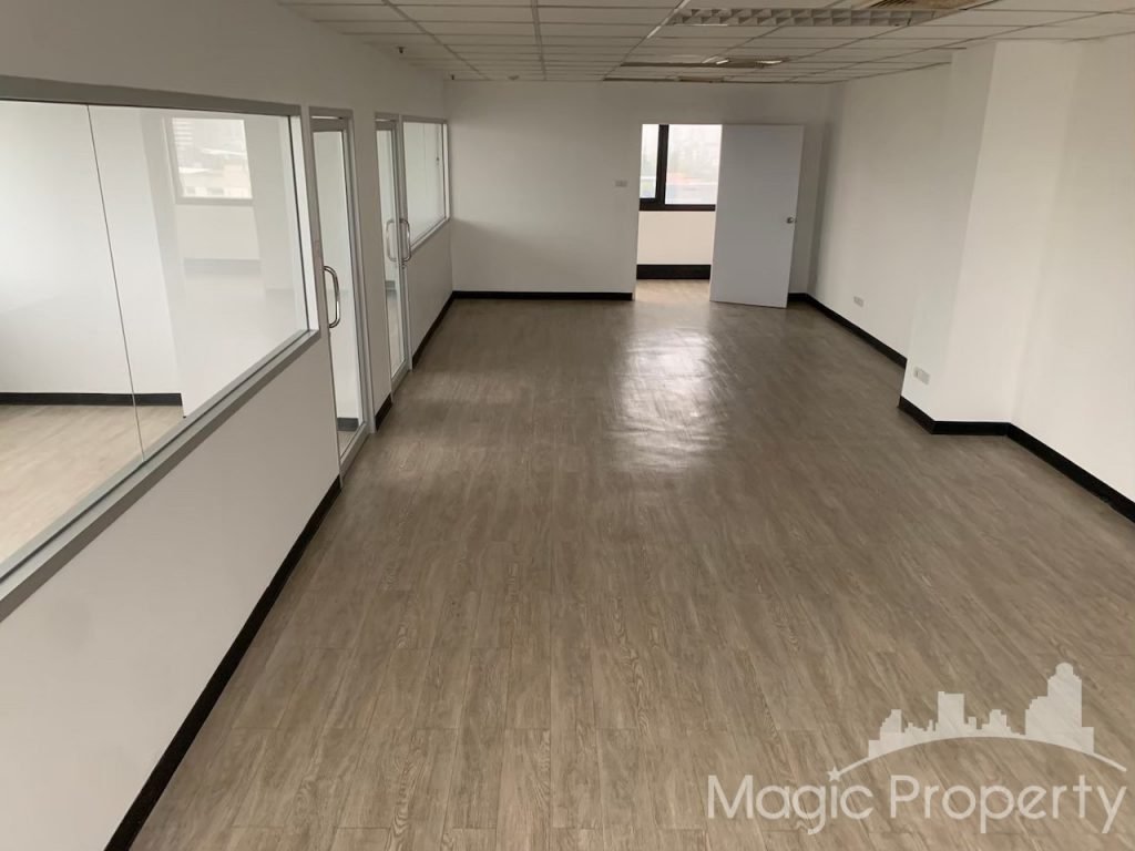Office Space in United Tower Thonglor, Khlong Tan Nuea, Watthana, Bangkok. Near BTS Thong Lo