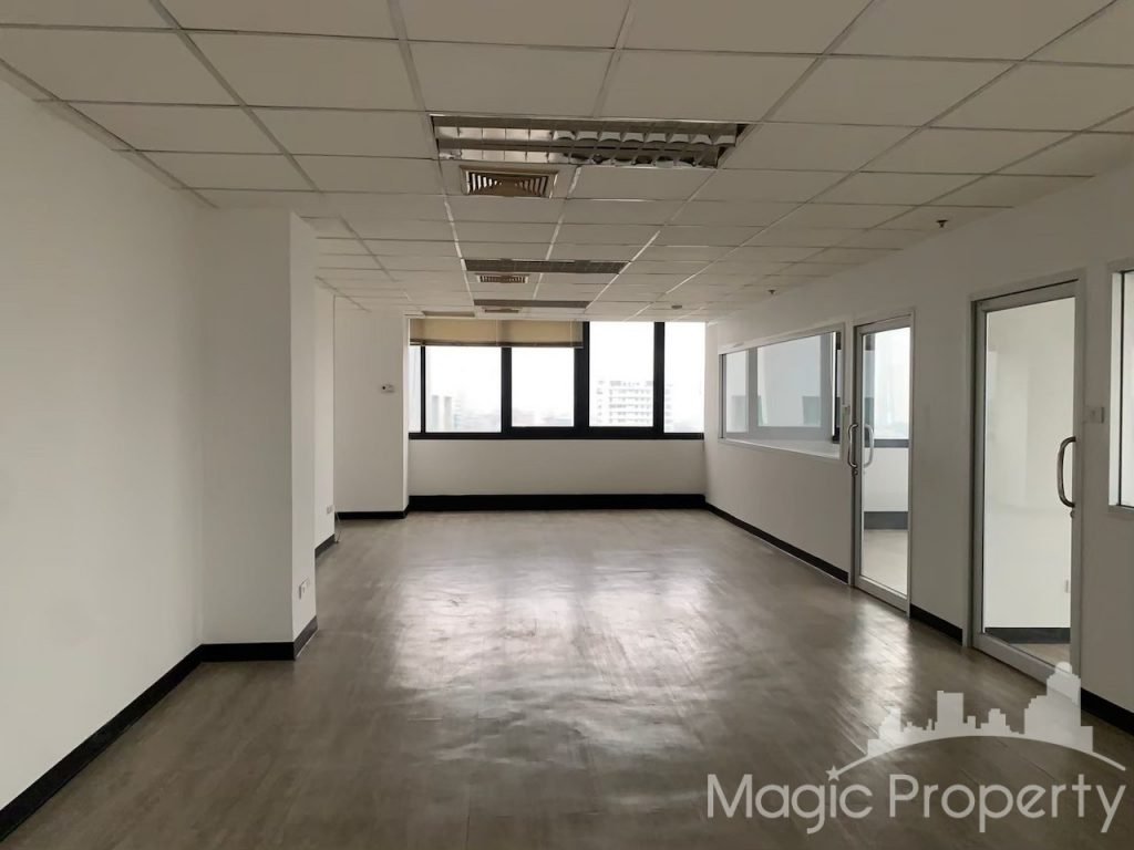 Office Space in United Tower Thonglor, Khlong Tan Nuea, Watthana, Bangkok. Near BTS Thong Lo