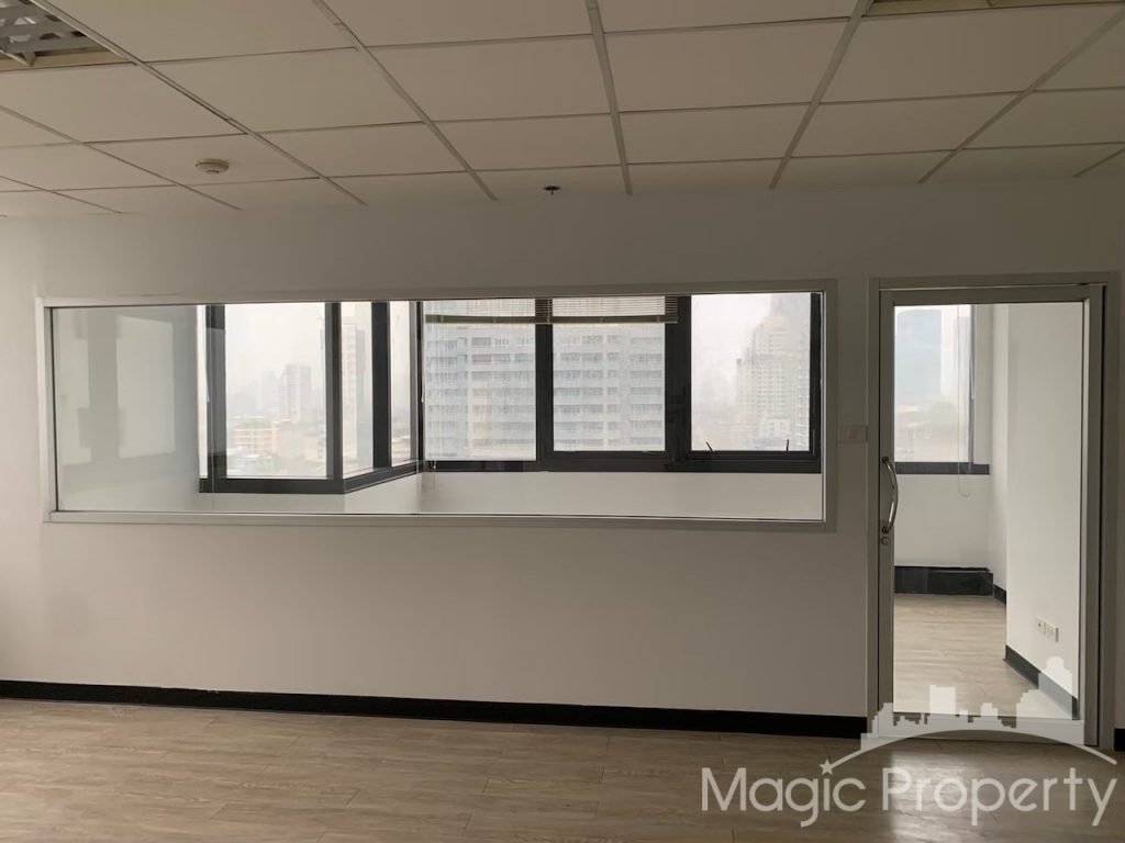 Office Space in United Tower Thonglor, Khlong Tan Nuea, Watthana, Bangkok. Near BTS Thong Lo