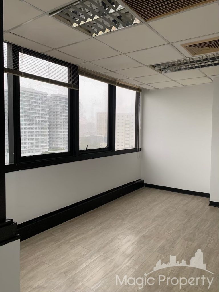 Office Space in United Tower Thonglor, Khlong Tan Nuea, Watthana, Bangkok. Near BTS Thong Lo