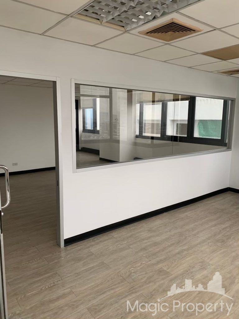 Office Space in United Tower Thonglor, Khlong Tan Nuea, Watthana, Bangkok. Near BTS Thong Lo