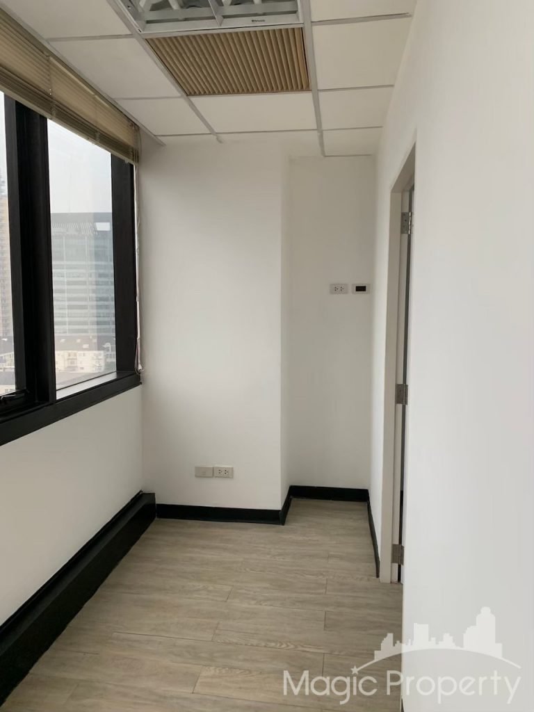 Office Space in United Tower Thonglor, Khlong Tan Nuea, Watthana, Bangkok. Near BTS Thong Lo