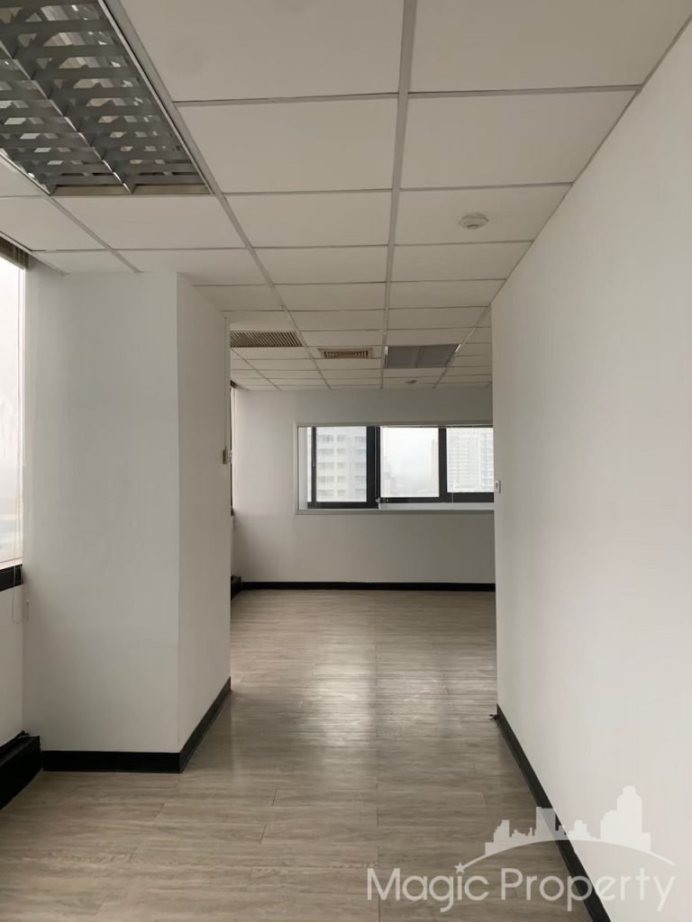 Office Space in United Tower Thonglor, Khlong Tan Nuea, Watthana, Bangkok. Near BTS Thong Lo