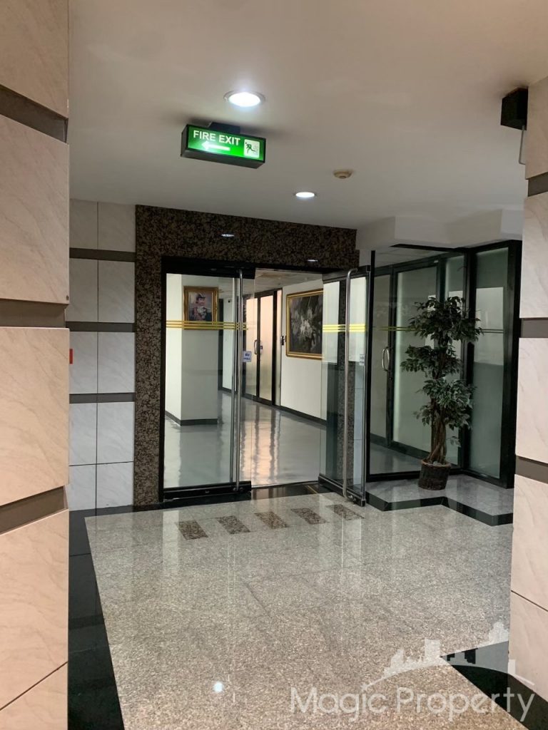 Office Space in United Tower Thonglor, Khlong Tan Nuea, Watthana, Bangkok. Near BTS Thong Lo