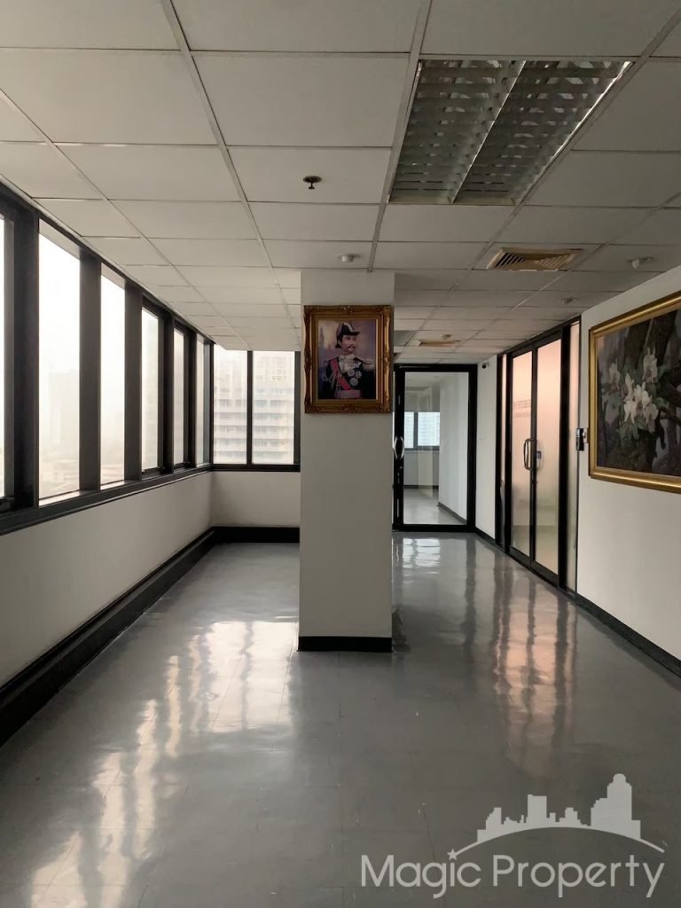 Office Space in United Tower Thonglor, Khlong Tan Nuea, Watthana, Bangkok. Near BTS Thong Lo