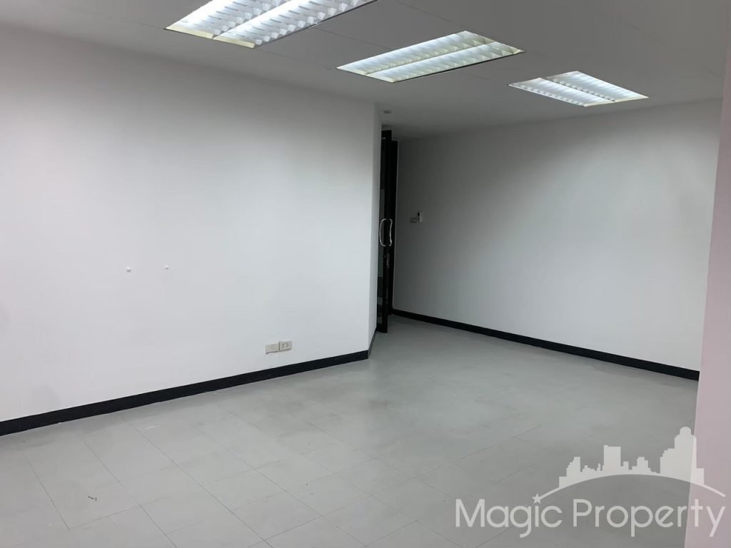 30 Sqm Office Space For Rent in United Thonglor Tower. Located on Thonglor rd, Khlong Tan Nuea, Watthana, Bangkok...