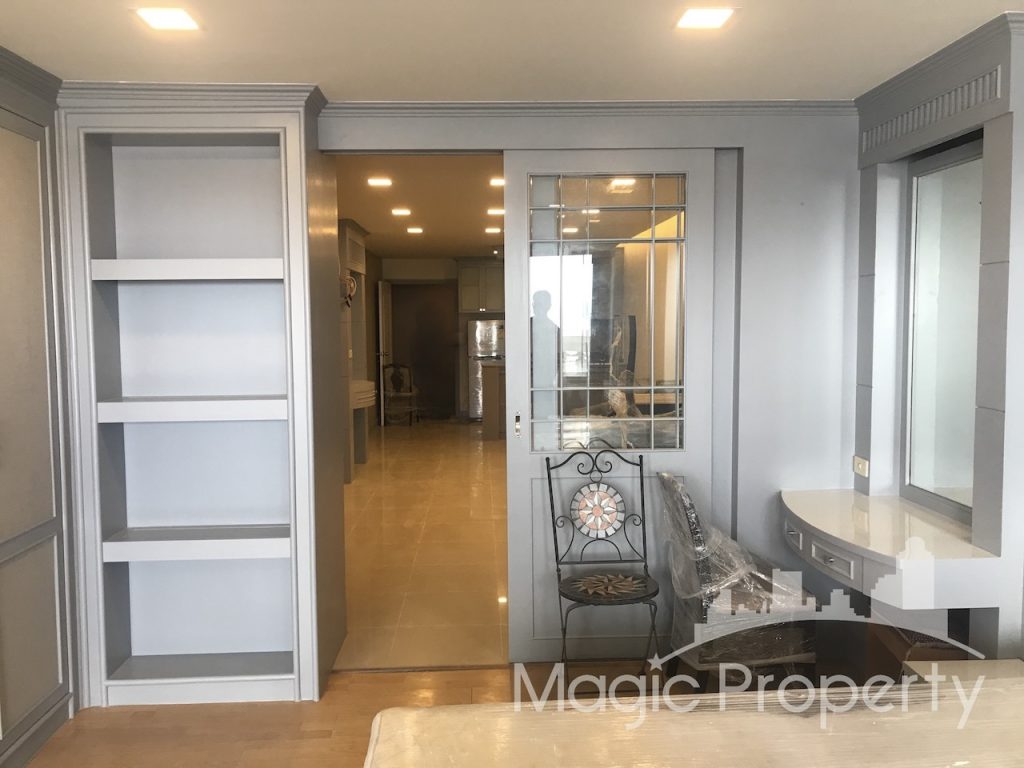 Fully Furnished 1 Bedroom For Sale in State Tower Condominium. Located at Silom Rd, Silom, Bang Rak, Bangkok 10500. BTS Saphan Taksin 500 Meters..