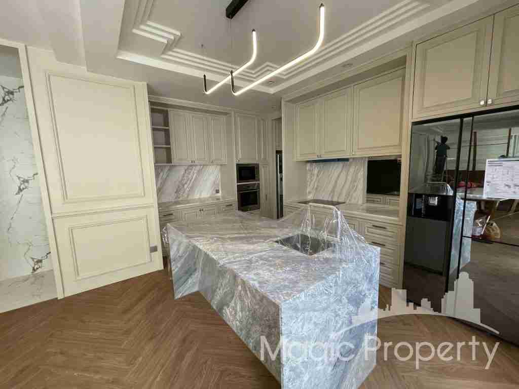 4 Bedrooms Modern Style Townhouse with Elevator For Sale in Soi Ekkamai 10, Khwaeng Khlong Tan Nuea, Khet Watthana, Bangkok 10110..