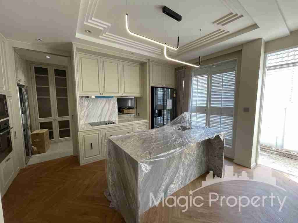 4 Bedrooms Modern Style Townhouse with Elevator For Sale in Soi Ekkamai 10, Khwaeng Khlong Tan Nuea, Khet Watthana, Bangkok 10110..