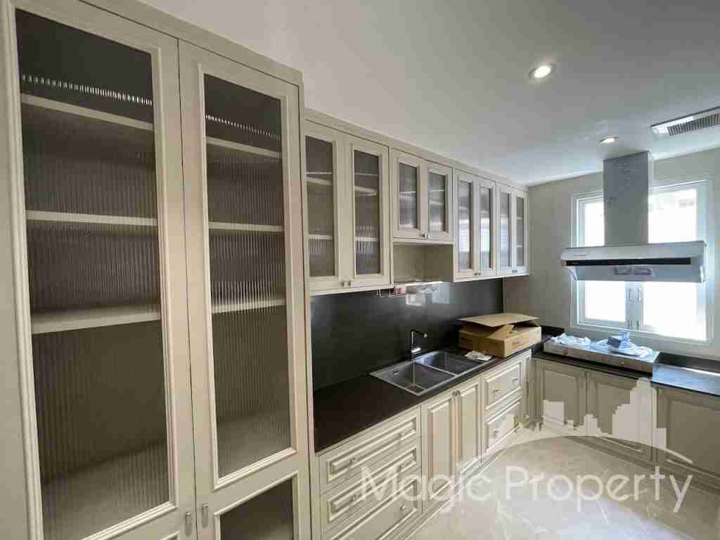 4 Bedrooms Modern Style Townhouse with Elevator For Sale in Soi Ekkamai 10, Khwaeng Khlong Tan Nuea, Khet Watthana, Bangkok 10110..