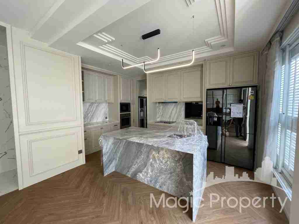 4 Bedrooms Modern Style Townhouse with Elevator For Sale in Soi Ekkamai 10, Khwaeng Khlong Tan Nuea, Khet Watthana, Bangkok 10110..