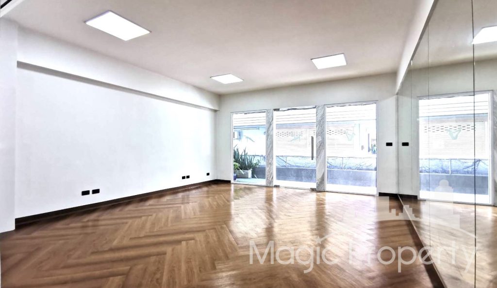 Park Avenue Home Office Space For Rent, on Ekkamai Road Near Don Donki Mall. 5 Storey Building Land size 20 Sq.wah Living area 280 sqm...