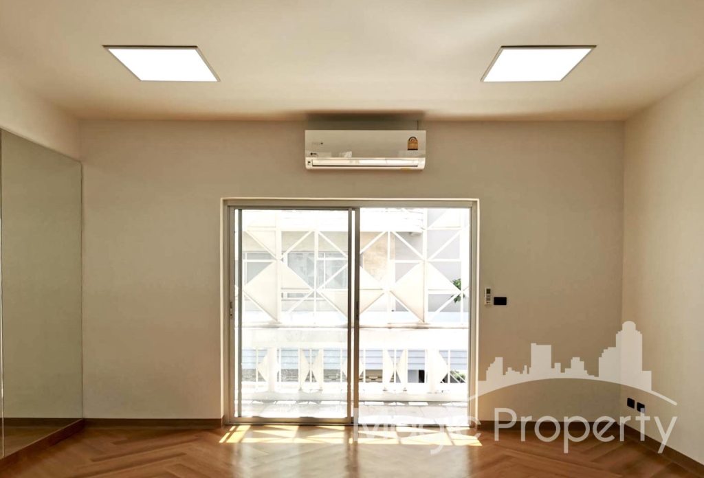 Park Avenue Home Office Space For Rent, on Ekkamai Road Near Don Donki Mall. 5 Storey Building Land size 20 Sq.wah Living area 280 sqm...