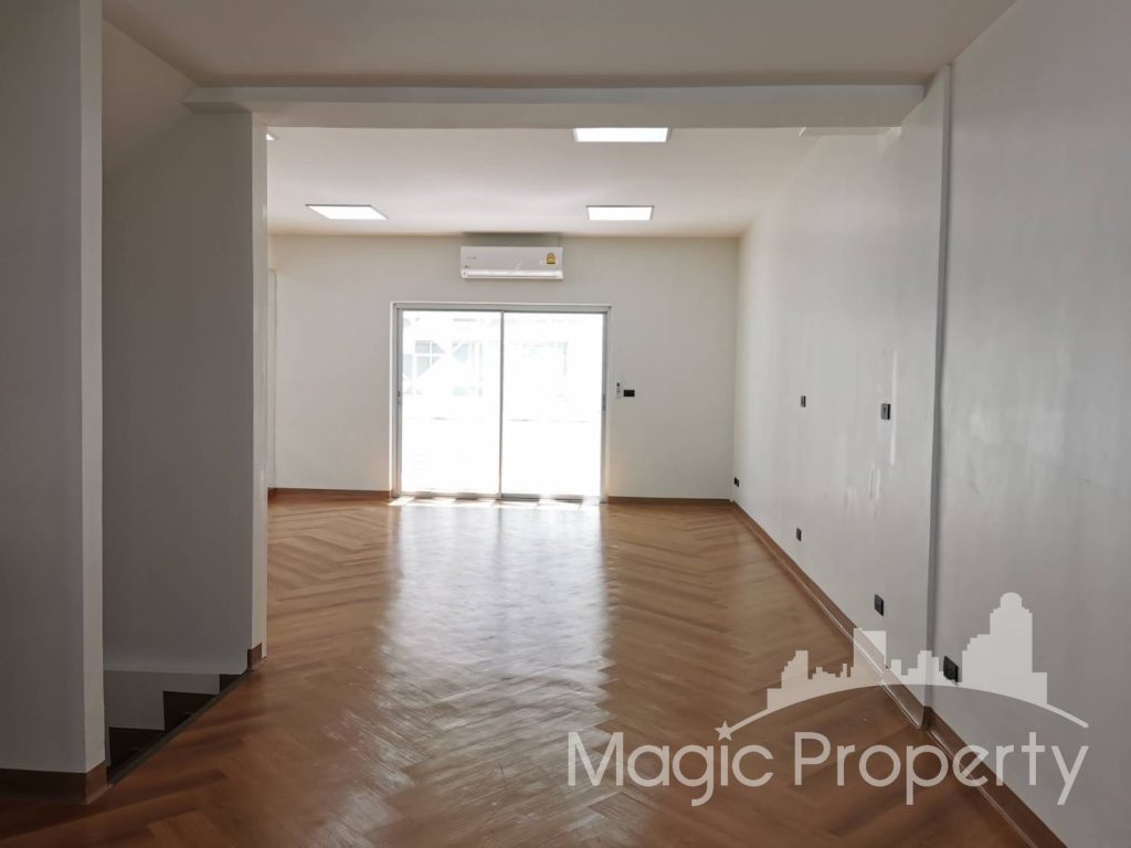 Park Avenue Home Office Space For Rent, on Ekkamai Road Near Don Donki Mall. 5 Storey Building Land size 20 Sq.wah Living area 280 sqm...