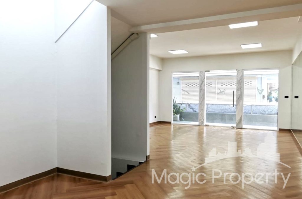 Park Avenue Home Office Space For Rent, on Ekkamai Road Near Don Donki Mall. 5 Storey Building Land size 20 Sq.wah Living area 280 sqm...