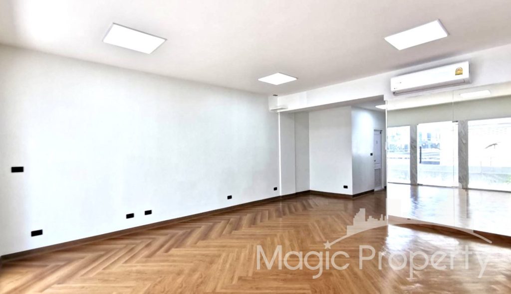 Park Avenue Home Office Space For Rent, on Ekkamai Road Near Don Donki Mall. 5 Storey Building Land size 20 Sq.wah Living area 280 sqm...