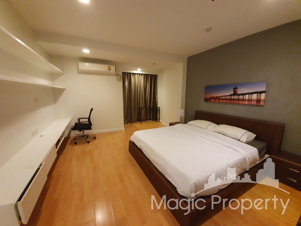 2 Bedroom For Rent in Nusasiri Grand Condominium, Sukhumvit Road, Phra Khanong, Khlong Toei, Bangkok. Next To BTS Ekkamai...
