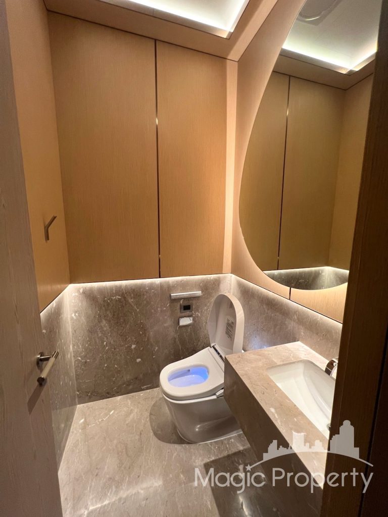 Fully Furnished 1 Bedroom Condominium For Rent in SCOPE Langsuan, Khwaeng Lumphini, Khet Pathum Wan, Bangkok 10330.