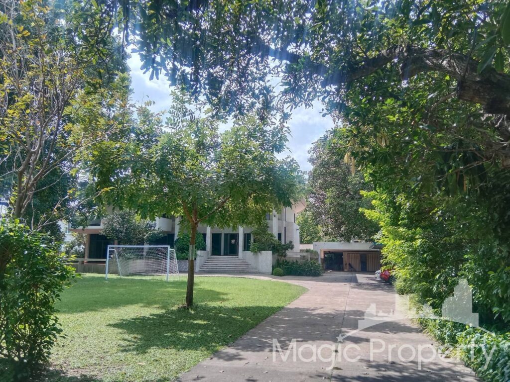 3 Rai 62 Sq.wah Land For Sale in Sukhumvit 38, Phra Khanong, Khlong Toei, Bangkok 10110. Near BTS Thonglor...