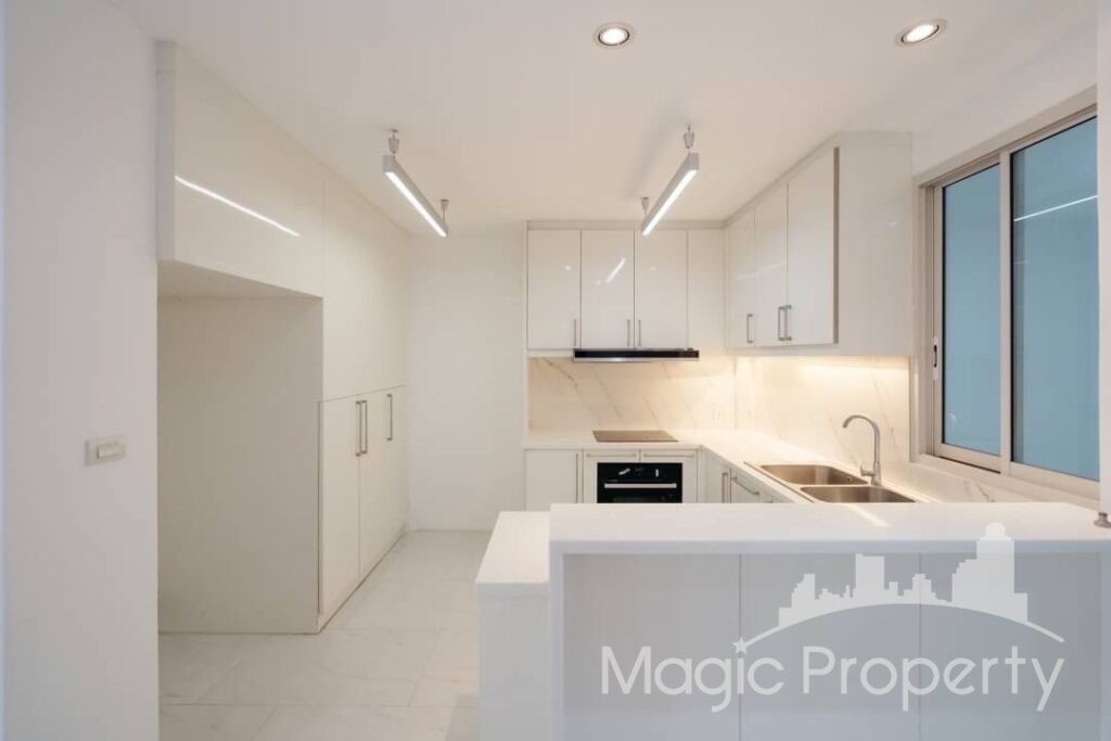 4 Bedrooms Townhouse for Sale. Located at Soi Sukhumvit 15, Khwaeng Khlong Toei Nuea, Khet Watthana, Krung Thep Maha Nakhon 10110 (MGP1181)