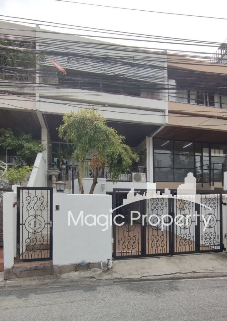 Partially Furnished 3 Bedroom Townhouse for Rent in Thonglor 20, Khlong Tan Nuea, Watthana, Bangkok 10110