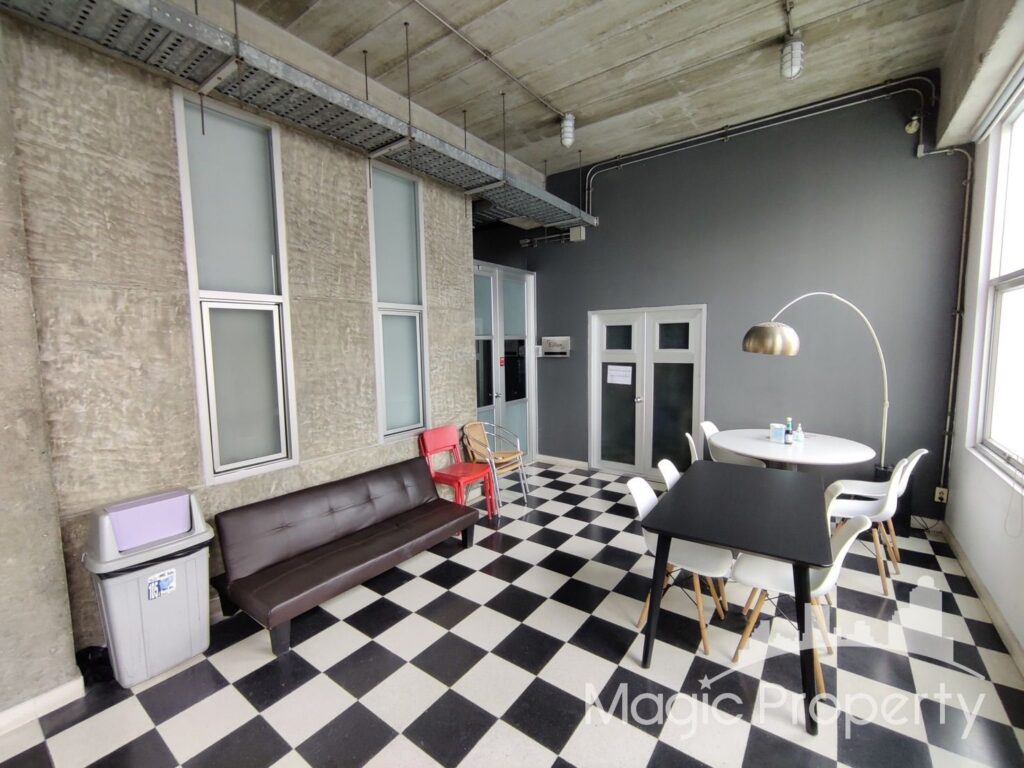 3 Floors Commercial Building For Sale in Pridi 14, Soi Sukhumvit 71 Road, Khwaeng Phra Khanong Nuea, Khet Watthana, Bangkok 10110.