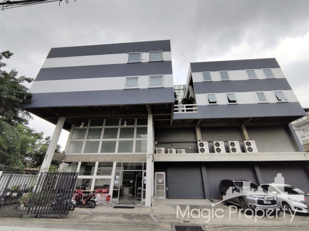 3 Floors Commercial Building For Sale in Pridi 14, Soi Sukhumvit 71 Road, Khwaeng Phra Khanong Nuea, Khet Watthana, Bangkok 10110.