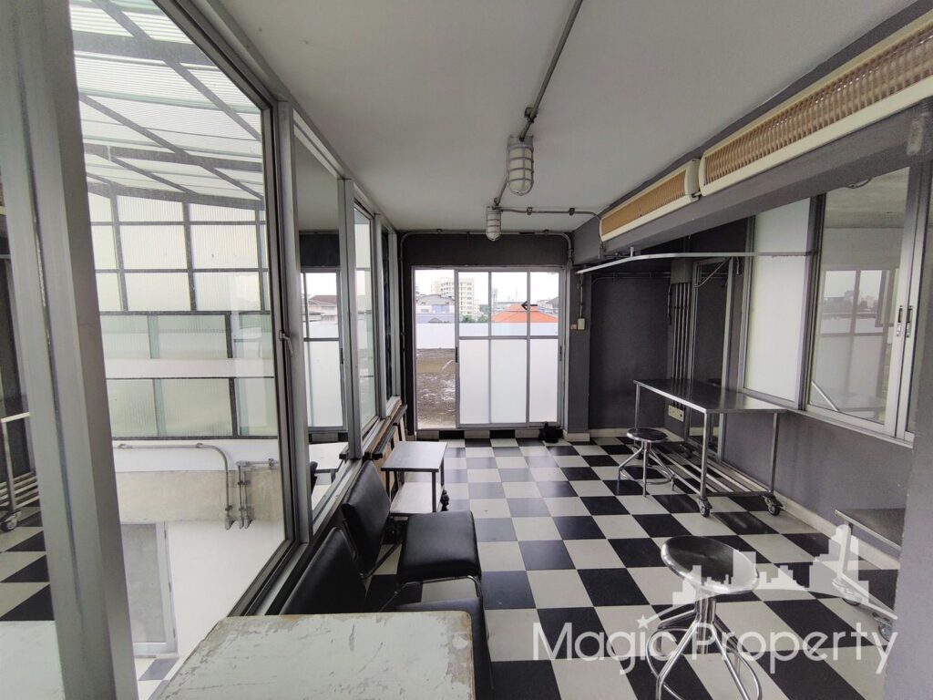 3 Floors Commercial Building For Sale in Pridi 14, Soi Sukhumvit 71 Road, Khwaeng Phra Khanong Nuea, Khet Watthana, Bangkok 10110.