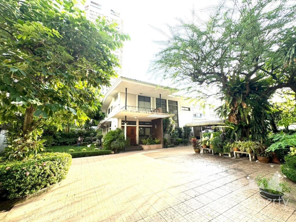 Single House For Rent in Ekkamai 28, Khlong Tan Nuea, Watthana, Bangkok 10110 | 3 Bedrooms 3 Bathrooms, 6 Car Parking