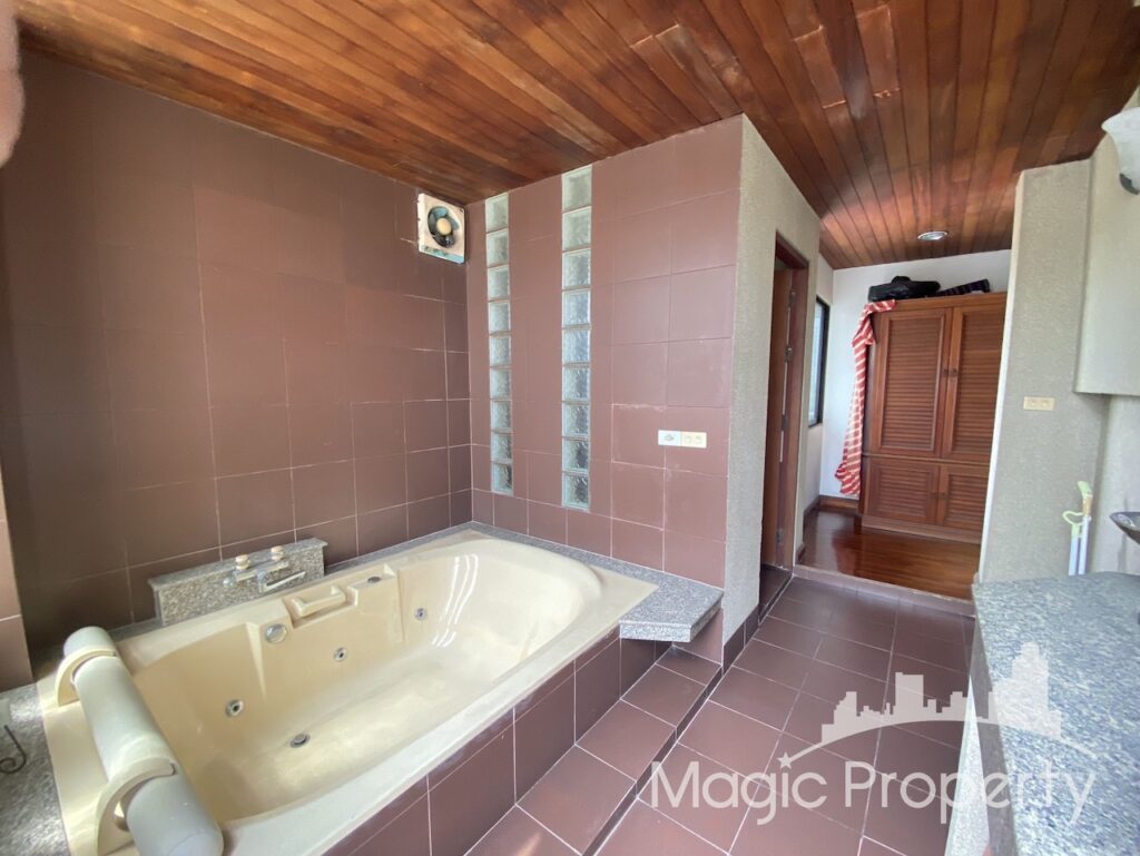 Property Image – Building For Sale in Ekkamai soi 10